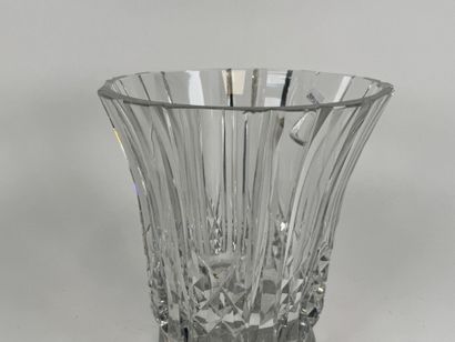 SAINT LOUIS.
Large cut crystal vase.
H. 25...