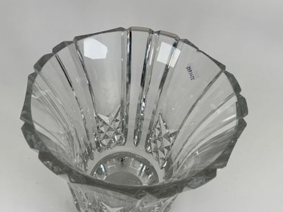 SAINT LOUIS.
Large cut crystal vase.
H. 25...