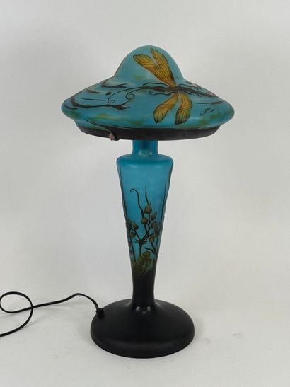 École du XXe.
Glass mushroom lamp decorated...