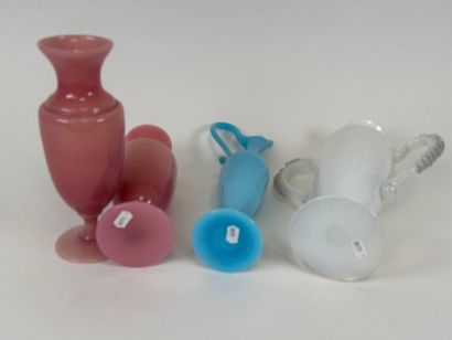 SEVRES.
Lot in colored opaline glass comprising...
