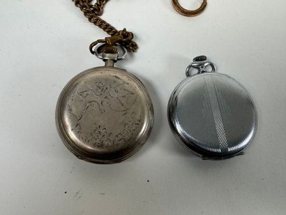Silver gousset watch with metal chronometer.
D....