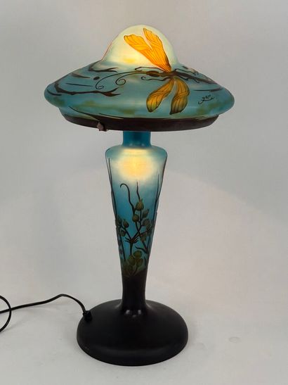 École du XXe.
Glass mushroom lamp decorated...