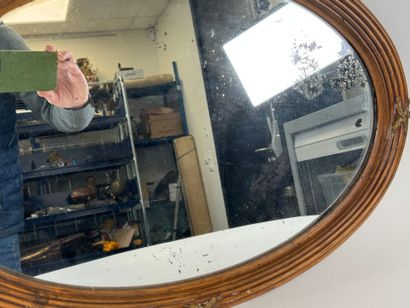 Wood and brass oval mirror.
Early 20th century.
63...