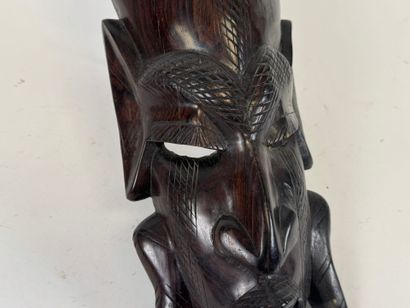 Afrique, XXe.
Masque en ébène sculpté, la...