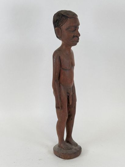 MADAGASCAR, XXe.
Grand personnage en bois...