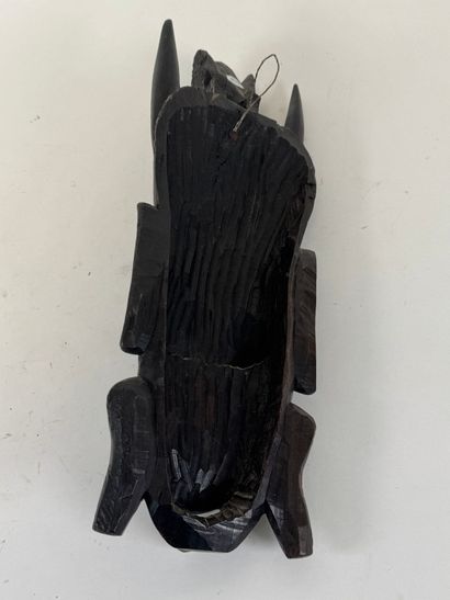 Afrique, XXe.
Masque en ébène sculpté, la...