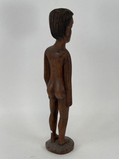 MADAGASCAR, XXe.
Grand personnage en bois...