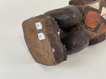 AMBETE, GABON, XXe.
Personnage en bois, trace...