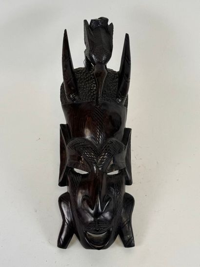 Afrique, XXe.
Masque en ébène sculpté, la...
