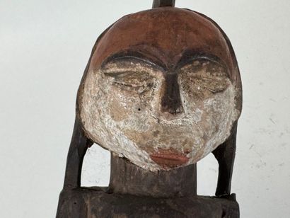 AMBETE, GABON, XXe.
Personnage en bois, trace...