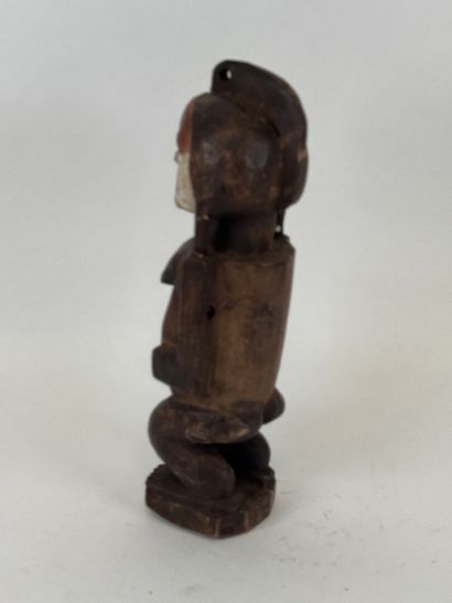 AMBETE, GABON, XXe.
Personnage en bois, trace...