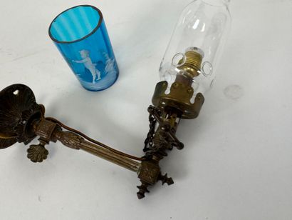 Lot including :
- a colored glass goblet...