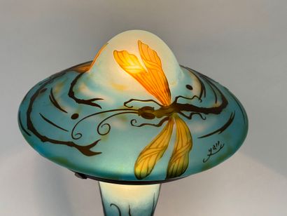 École du XXe.
Glass mushroom lamp decorated...