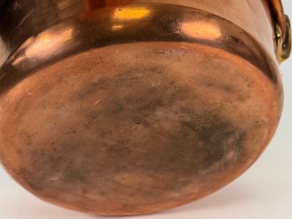 Copper and brass jam basin.
16.5 x 44 x 38...