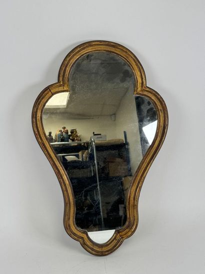Gilded wood mirror.
57 x 37.5 cm.