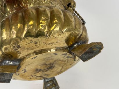 Small circular jardinière in repoussé brass...