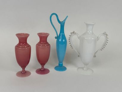 SEVRES.
Lot in colored opaline glass comprising...