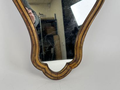 Gilded wood mirror.
57 x 37.5 cm.