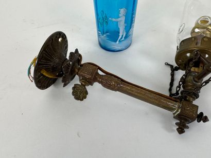 Lot including :
- a colored glass goblet...