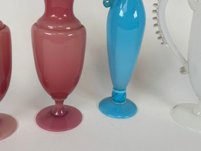 SEVRES.
Lot in colored opaline glass comprising...
