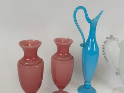 SEVRES.
Lot in colored opaline glass comprising...
