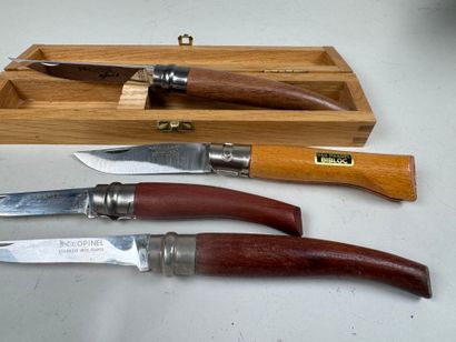 Four folding knives in wood and metal, including...