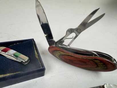 Collection of 6 small folding knives in wood,...