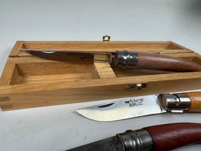 Four folding knives in wood and metal, including...