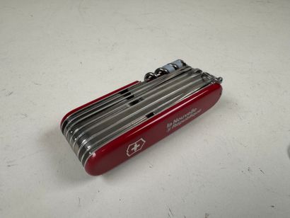 Swiss-style multifunction folding knife.
L....