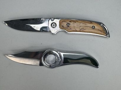 Set of 2 pocket knives marked 