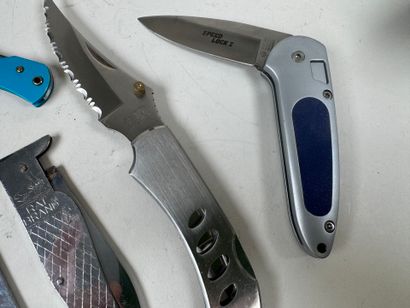 Collection of 6 folding metal pocket knives,...