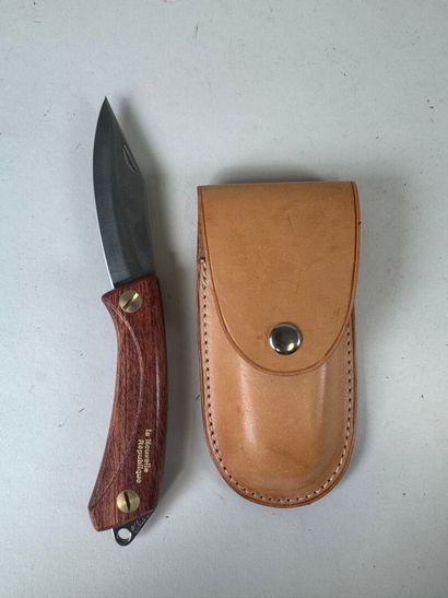Set of 8 knives, 7 with wooden handles, most...