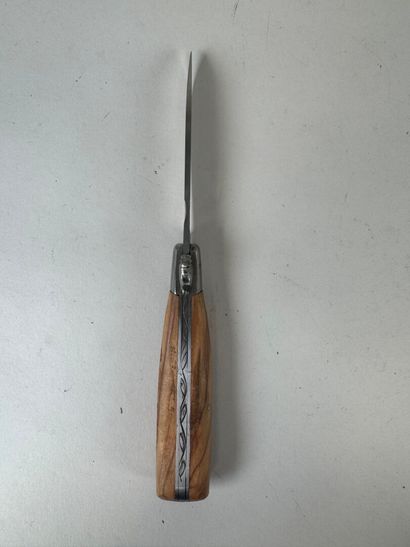 Set of 8 knives, 7 with wooden handles, most...