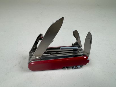 Swiss-style multifunction folding knife.
L....