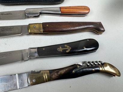 Four folding pocket knives in wood, horn...