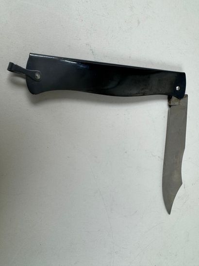 DOUK-DOUK.
Metal folding knife.
L. 14 cm...