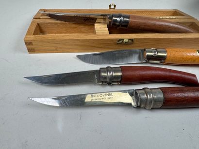 Four folding knives in wood and metal, including...