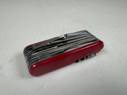 Swiss-style multifunction folding knife.
L....