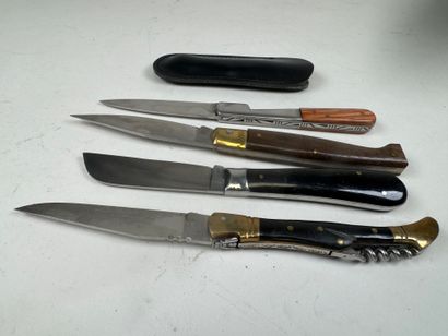 Four folding pocket knives in wood, horn...