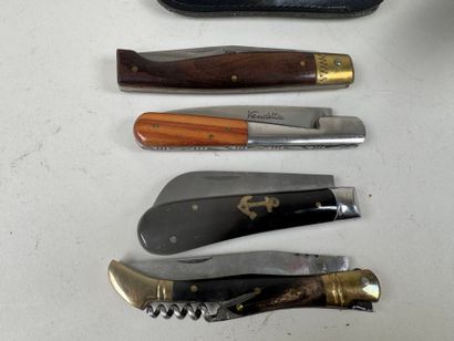 Four folding pocket knives in wood, horn...