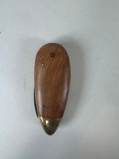 Set of 8 knives, 7 with wooden handles, most...