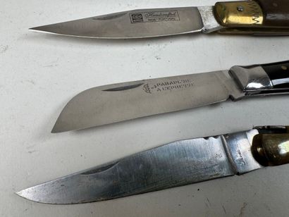 Four folding pocket knives in wood, horn...