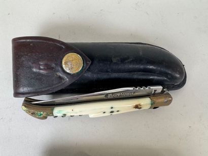 LAGUIOLE.
Two horn and ivory pocket knives.
L....