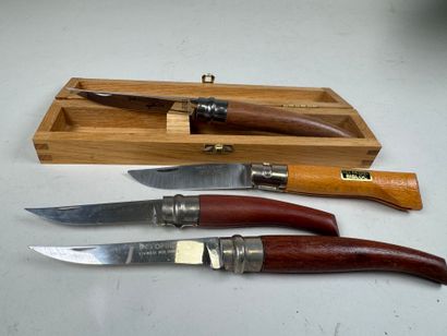 Four folding knives in wood and metal, including...