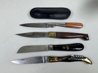 Four folding pocket knives in wood, horn...