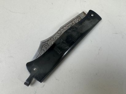 DOUK-DOUK.
Metal folding knife.
L. 14 cm...