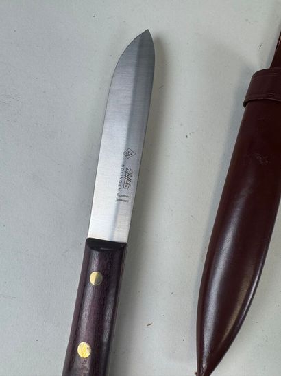 Set of 8 knives, 7 with wooden handles, most...