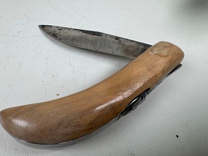 Collection of six folding knives in wood...