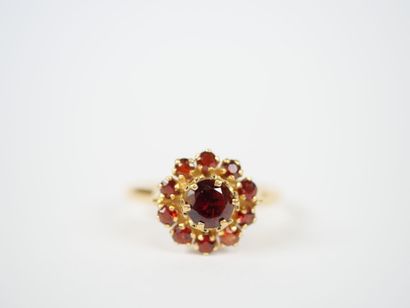 18K yellow gold daisy ring set with numerous...
