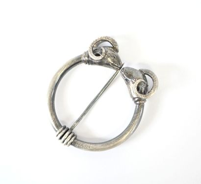 Ring brooch in silver, the ends decorated...